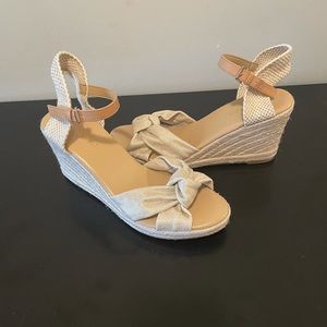 NEW Nine West SIZE 8.5 Beige/Tan Wedge Sandals